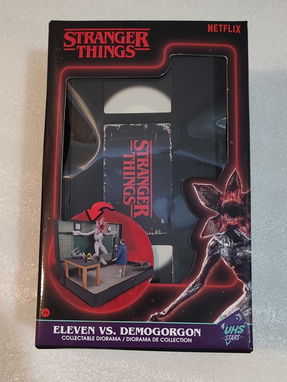 Eleven vs. Demogorgon Collectible Diorama - Black